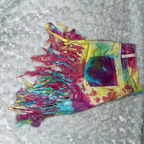 Women’s Shorts - Picture 3 of 4